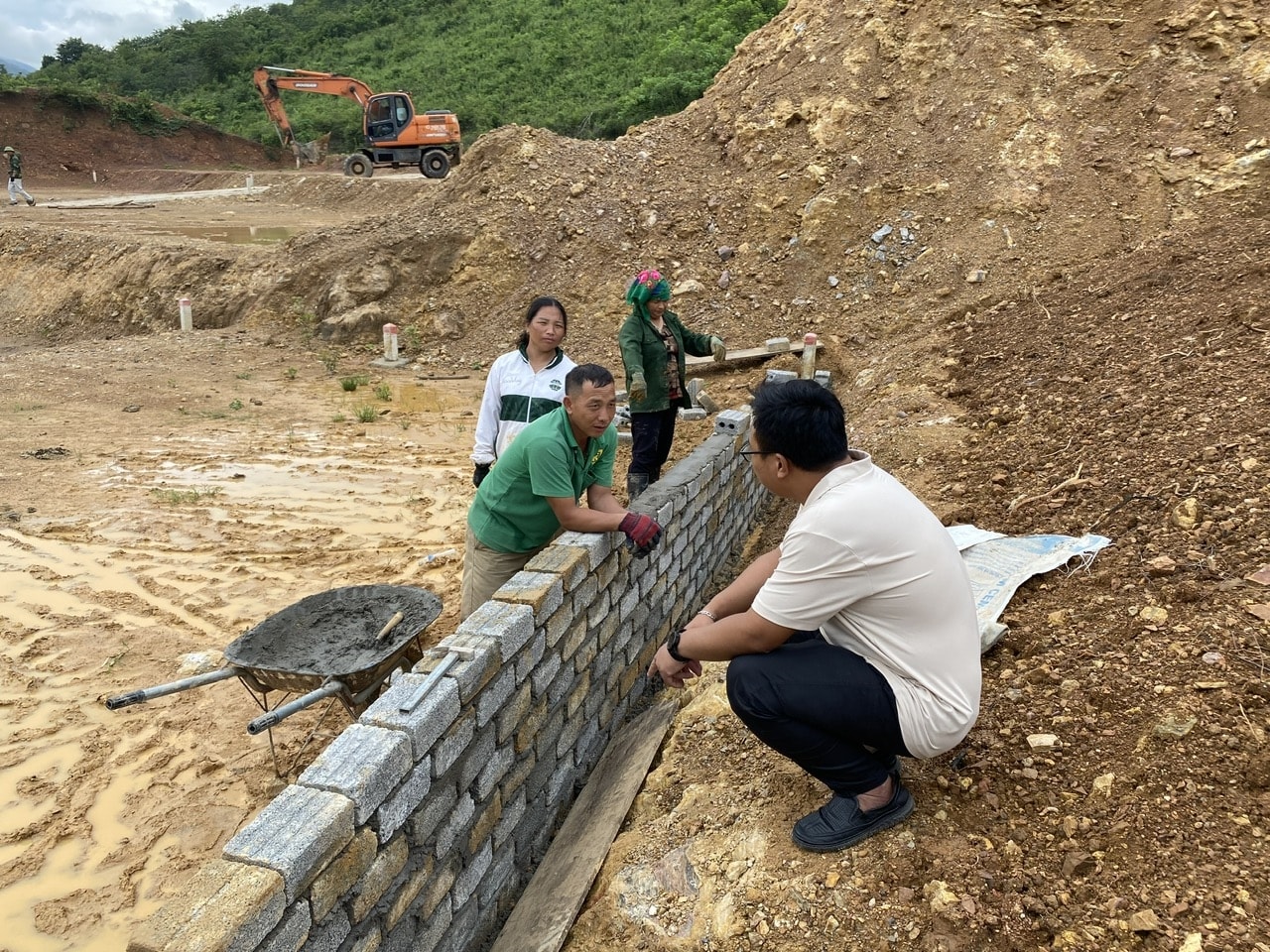 Gia đình anh Mùa Bá Tu, bản Sơn Hà xây bờ bao thửa đất nhà mình tại  phần đất khu tái định cư dành cho vùng sạt lở xã tà Cạ, huyện Kỳ Sơn
