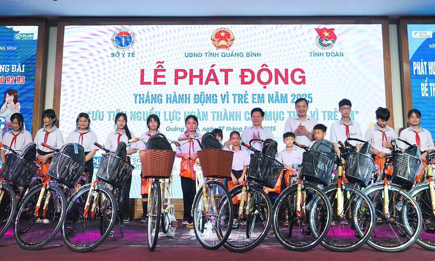 Ban tổ chức đã trao tặng 100 suất quà cho trẻ em mồ côi, trẻ em có hoàn cảnh đặc biệt khó khăn