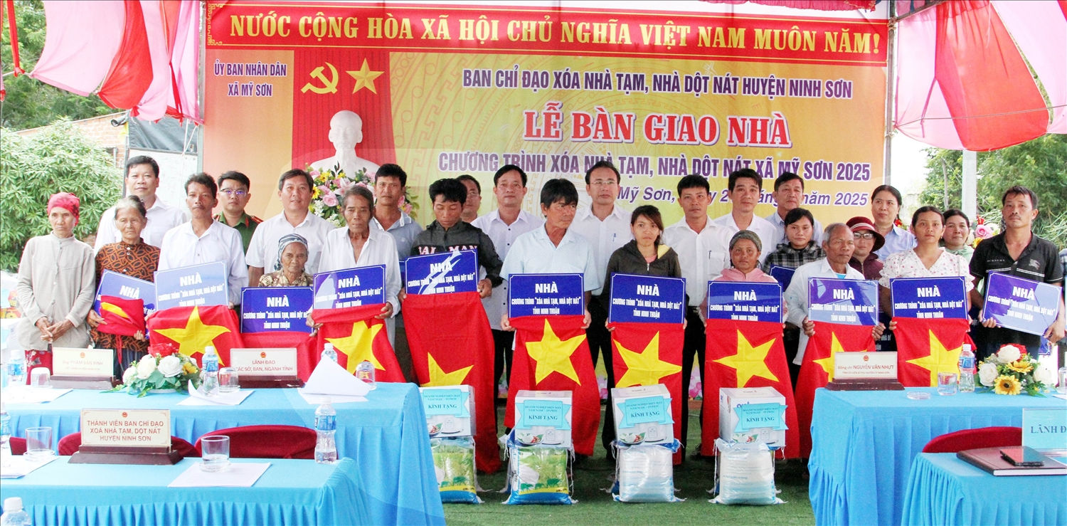 Lãnh đạo huyện Ninh Sơn bàn giao nhà ở cho 18 hộ đồng bào Raglay xã Mỹ Sơn.