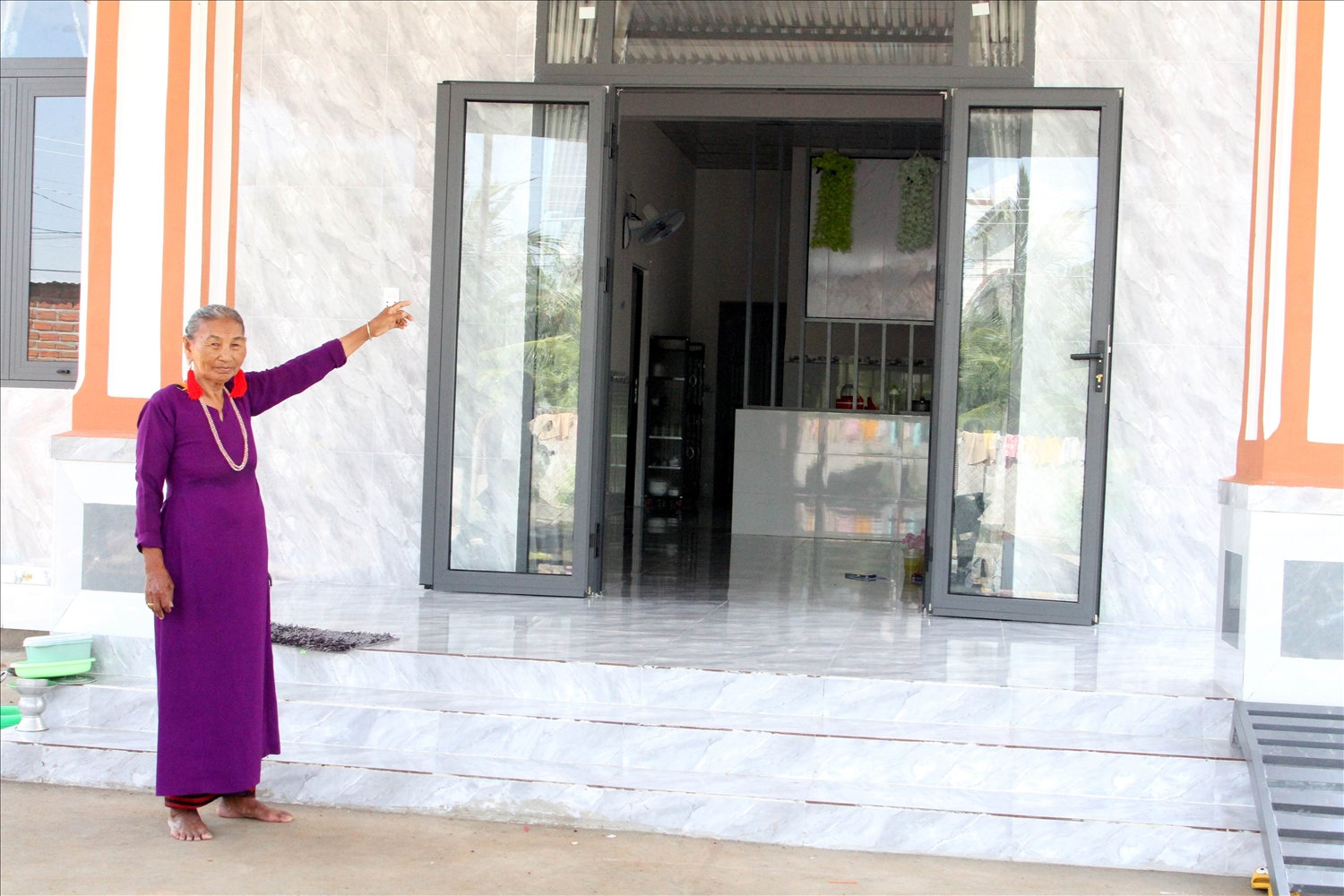 Bà Hứa Thị Lá dân tộc Chăm ở xã Nhơn Sơn được Dự án 1 Chương trình MTQG 1719 hỗ trợ kinh phí xây dựng nhà ở mới khang trang. 