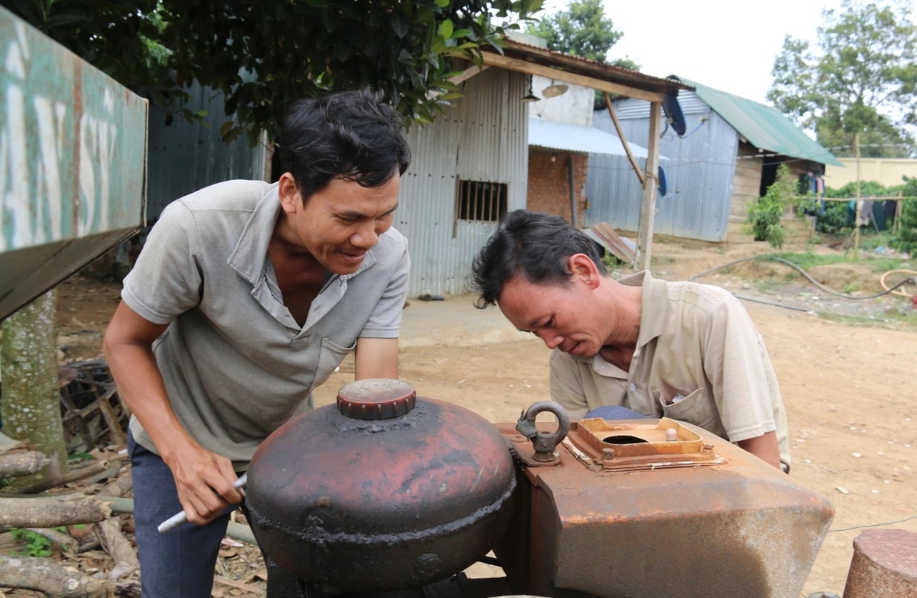 Sau đào tạo nghề ông Đặng Văn Hải (bên phải) ở thôn Nam Ninh, xã Nâm N’đir đã tự sữa chữa được các loại máy nông nghiệp Sau đào tạo nghề ông Đặng Văn Hải (bên phải) ở thôn Nam Ninh, xã Nâm N’đir đã tự sữa chữa được các loại máy nông nghiệp