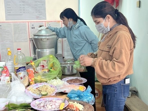 Học viên học thực hành nghề kỹ thuật nấu ăn (ảnh: NT) Học viên học thực hành nghề kỹ thuật nấu ăn (ảnh: NT)