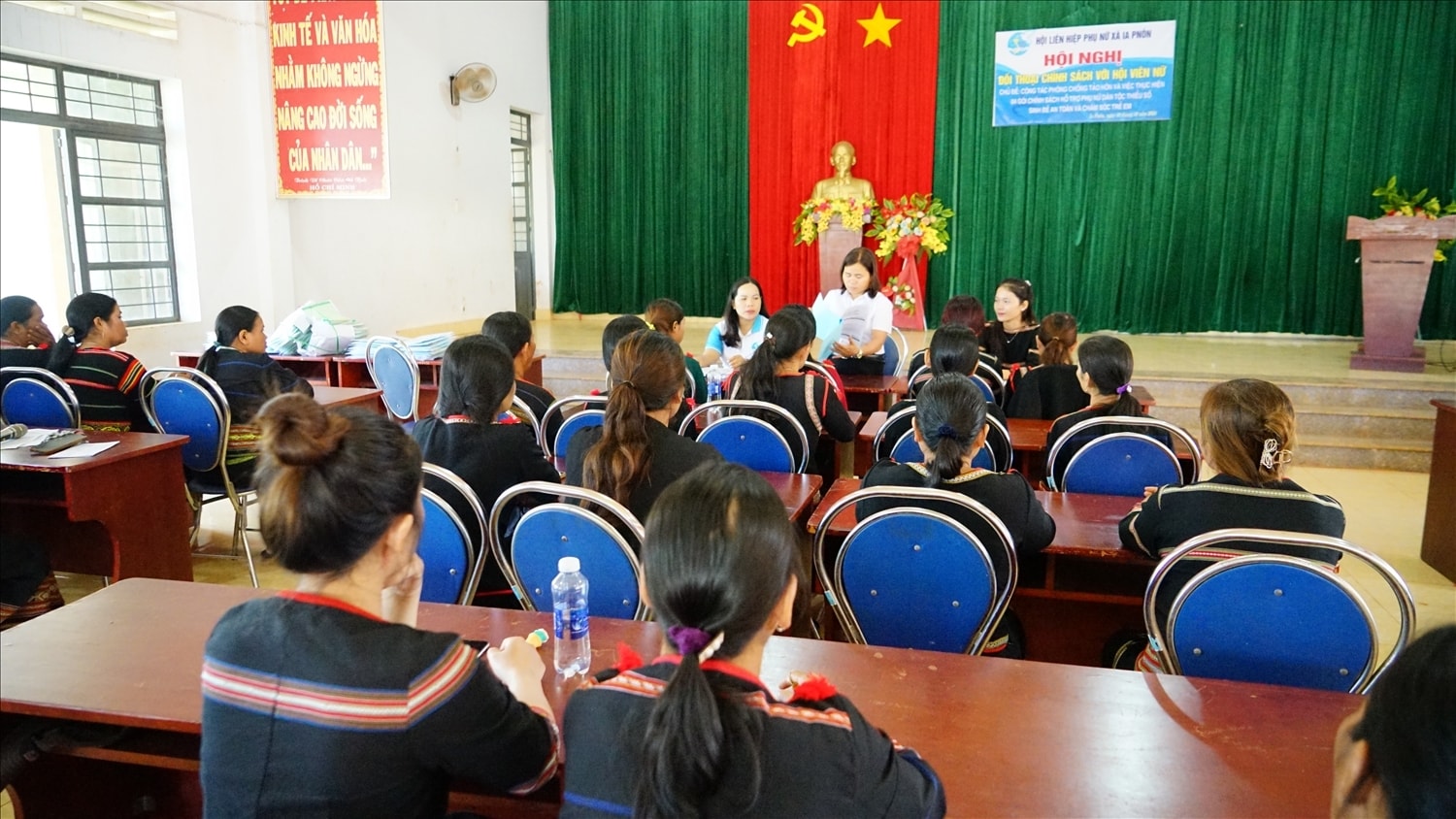 Hội LHPN huyện Đức Cơ đã tổ chức tập huấn về kỹ năng điều hành cho nhóm truyền thông tiên phong thay đổi trong cộng đồng tại xã Ia Pnôn