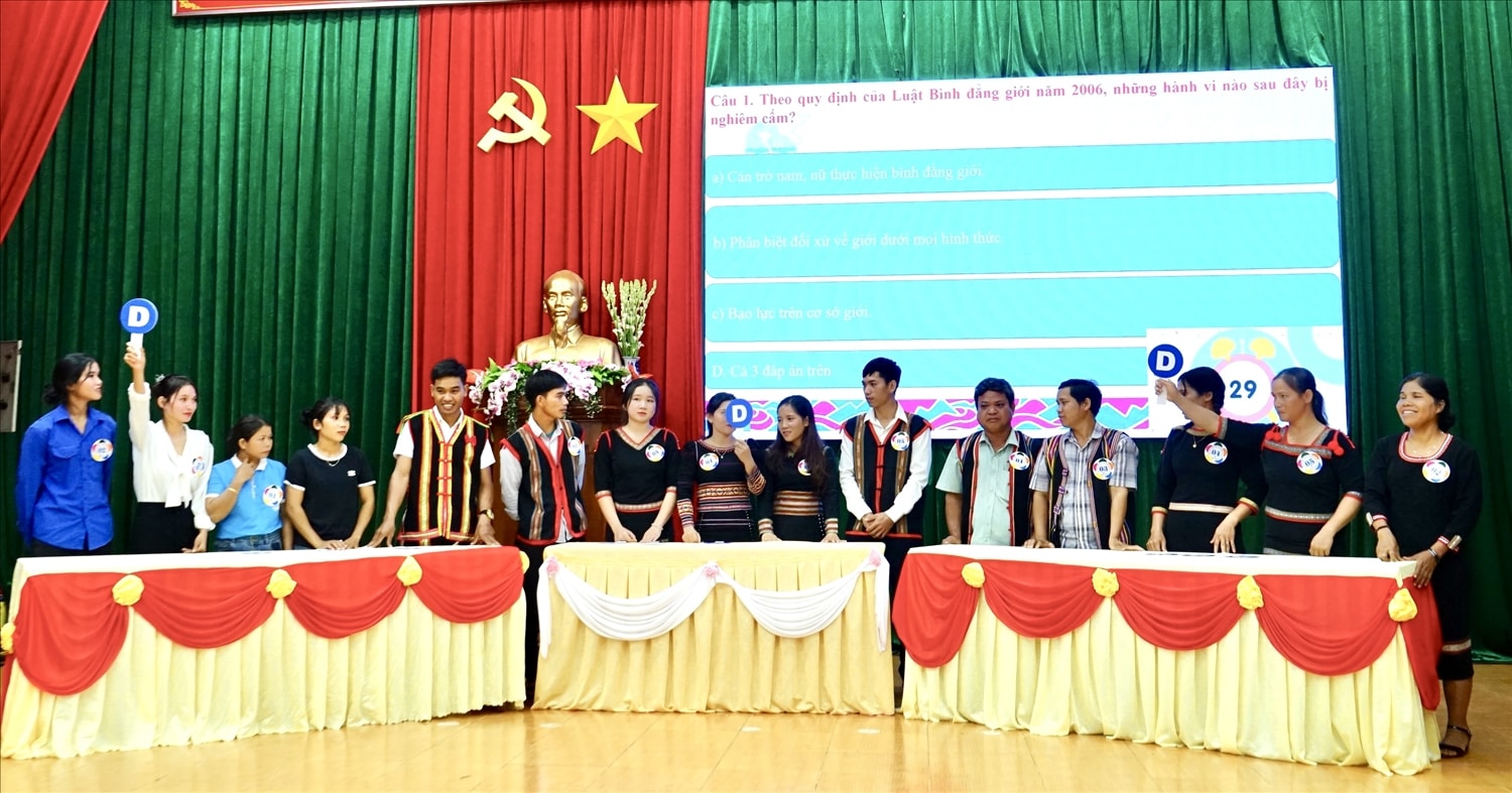 Các thành viên Tổ truyền thông cộng đồng tham gia hội thi tìm kiếm sáng kiến, giải pháp truyền thông hiệu quả trong xóa bỏ định kiến giới 