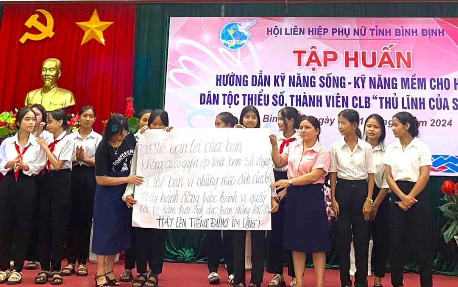 Các thành viên CLB “Thủ lĩnh của sự thay đổi” trình bày thông điệp của mình