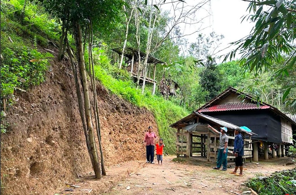 Một căn nhà của người dân  xóm Ra Nhong nằm dưới chân núi nên khi có sự cố sạt lở rất dễ bị vùi lấp