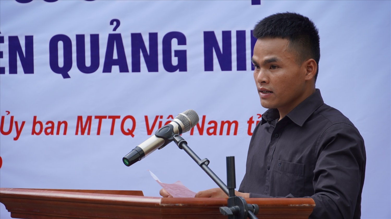 Anh Hồ Văn Khỏe ở xã Trường Sơn phát biểu cảm tưởng trong buổi lễ khởi công xóa nhà tạm, nhà dột nát