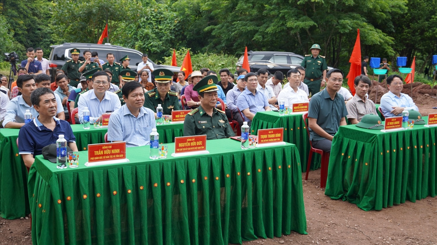 Các đại biểu tham dự buổi lễ khởi công xóa nhà tạm, nhà dột nát ở xã Trường Sơn, huyện Quảng Ninh