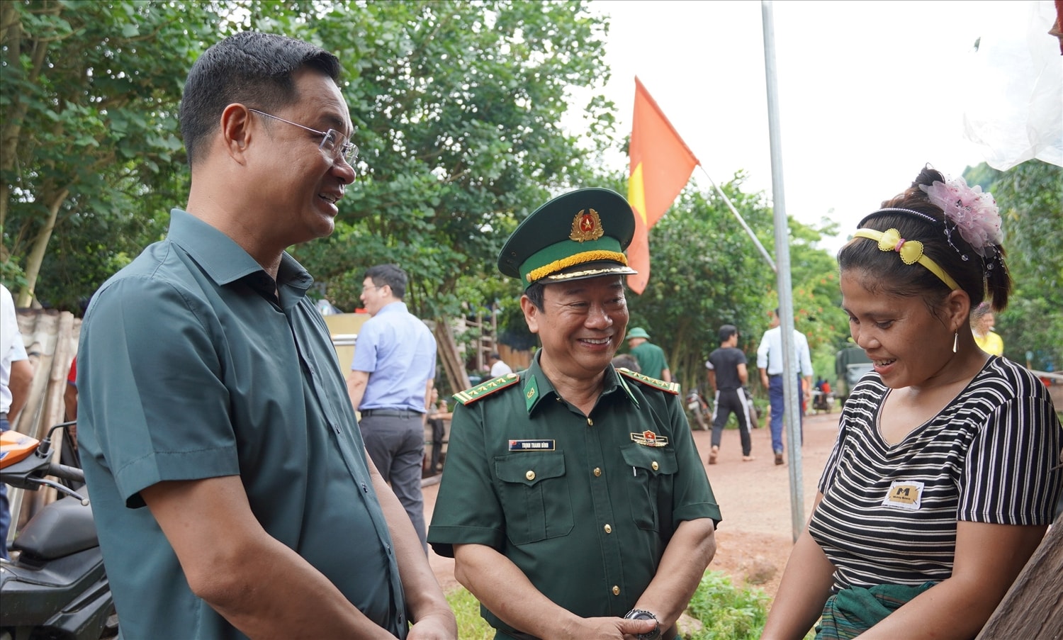 Ông Lê Ngọc Quang, Bí thư Tỉnh ủy Quảng Bình  thăm hỏi, động viên bà con DTTS ở bản Rìn Rìn, xã Trường Sơn (Quảng Ninh)
