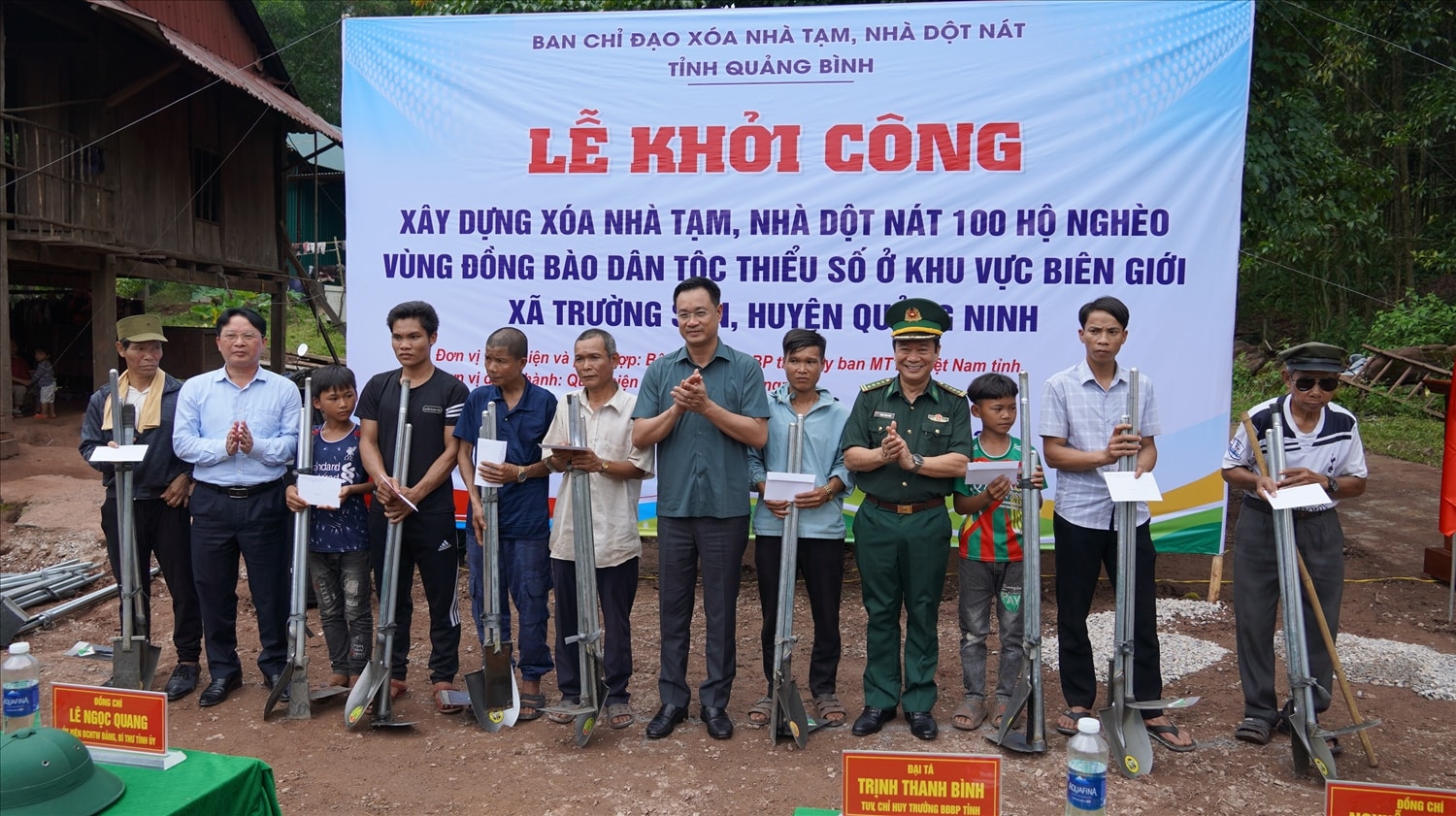 Ông Lê Ngọc Quang, Bí thư Tỉnh ủy Quảng Bình (thứ 7 từ trái qua phải) và lãnh đạo các ban, ngành trao tặng 27 suất quà cho bà con bản Rìn Rìn, xã Trường Sơn (Quảng Ninh)