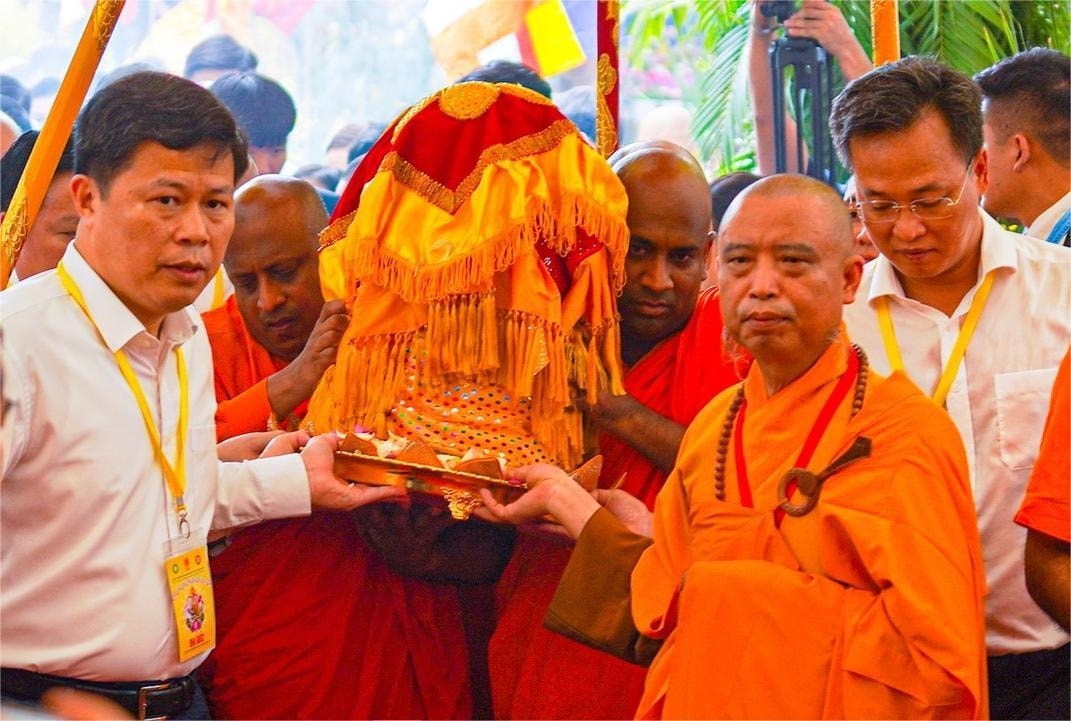 Xá lợi Đức Phật được cung rước vào Tam Bảo chùa Chuông để tiến hành làm lễ.