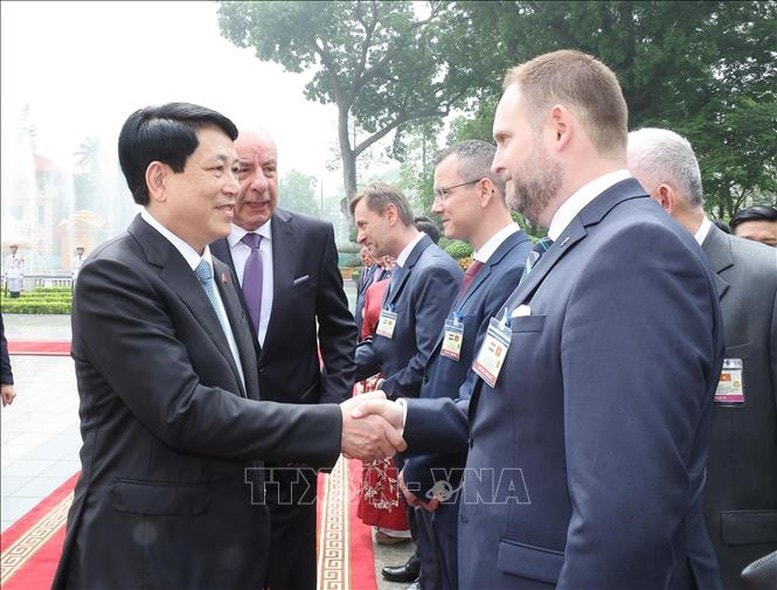Tổng thống Sulyok Tamas giới thiệu thành viên đoàn Hungary với Chủ tịch nước Lương Cường. Ảnh: TTXVN