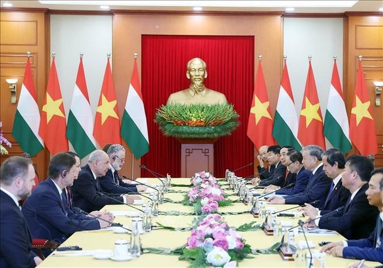 Hai nhà lãnh đạo nhất trí tiếp tục tăng cường hơn nữa tin cậy chính trị và gắn kết giữa hai nước, hai đảng cầm quyền, thúc đẩy trao đổi đoàn cấp cao và các cấp, đẩy mạnh hợp tác trên trụ cột thương mại - đầu tư, khoa học - công nghệ, đổi mới sáng tạo, giáo dục đào tạo… Ảnh: TTXVN Hai nhà lãnh đạo nhất trí tiếp tục tăng cường hơn nữa tin cậy chính trị và gắn kết giữa hai nước, hai đảng cầm quyền, thúc đẩy trao đổi đoàn cấp cao và các cấp, đẩy mạnh hợp tác trên trụ cột thương mại - đầu tư, khoa học - công nghệ, đổi mới sáng tạo, giáo dục đào tạo… Ảnh: TTXVN