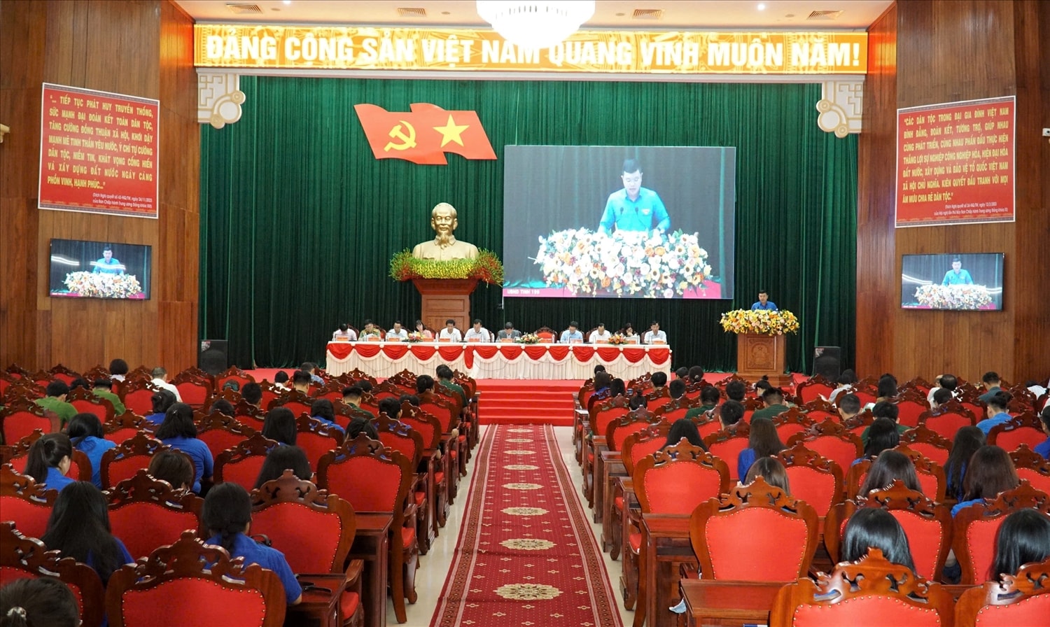 Quang cảnh Chương trình gặp gỡ, đối thoại giữa UBND tỉnh với thanh niên