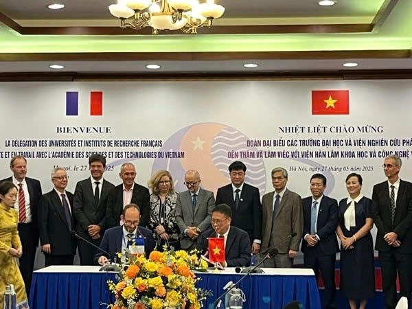 Giáo sư, Viện sĩ Châu Văn Minh ký văn kiện hợp tác với một viện nghiên cứu của Pháp.