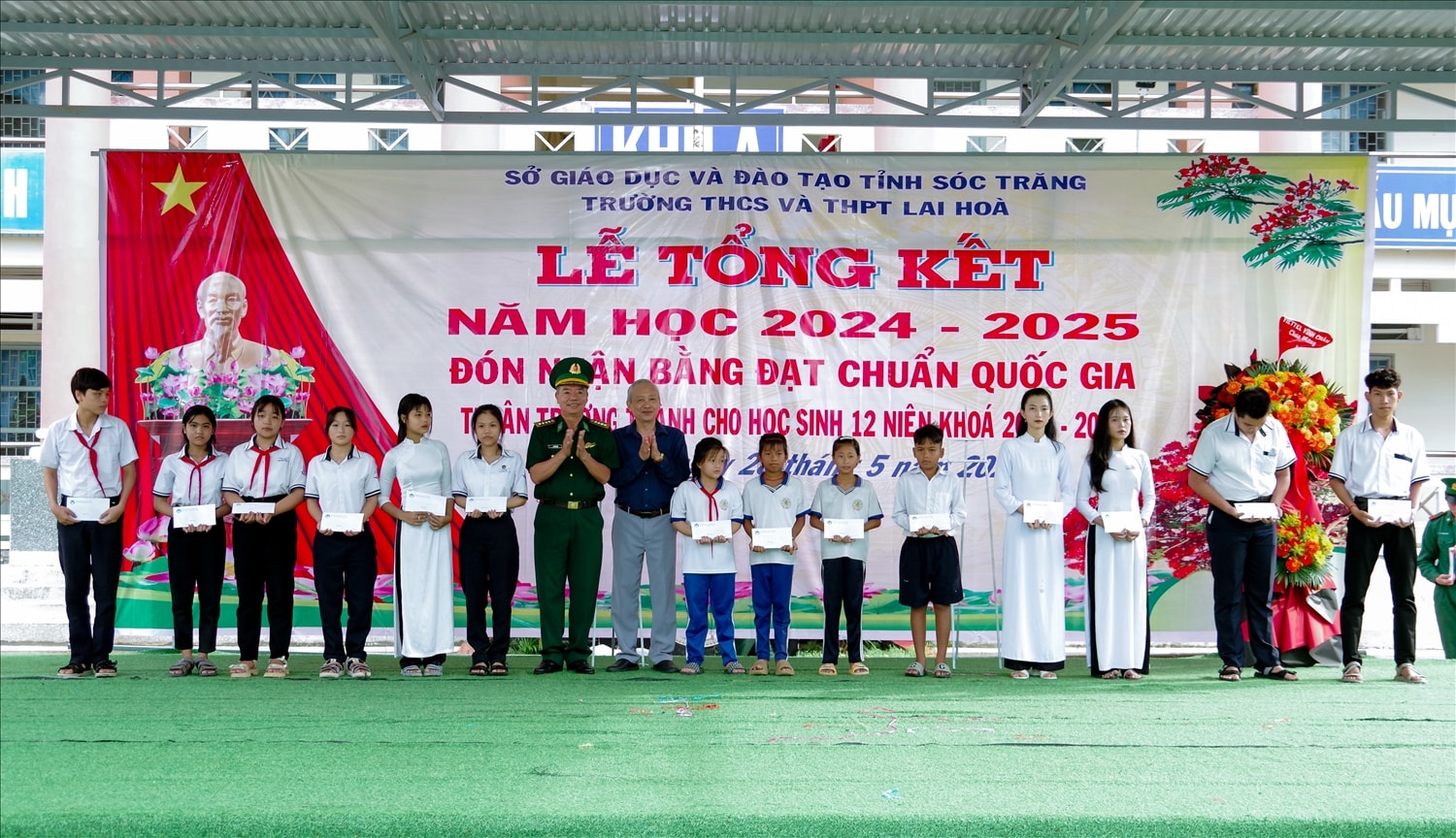 Lãnh đạo BĐBP tỉnh Sóc Trăng và Hội khuyến học tỉnh trao học bổng cho các em học sinh trong chương trình “Nâng bước em tới trường.