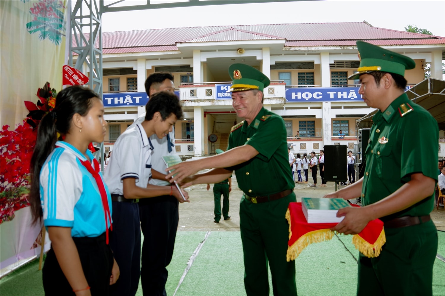Đại tá Lê Văn Anh, Phó Chính ủy BĐBP  tỉnh Sóc Trăng trao học bổng cho các em học sinh