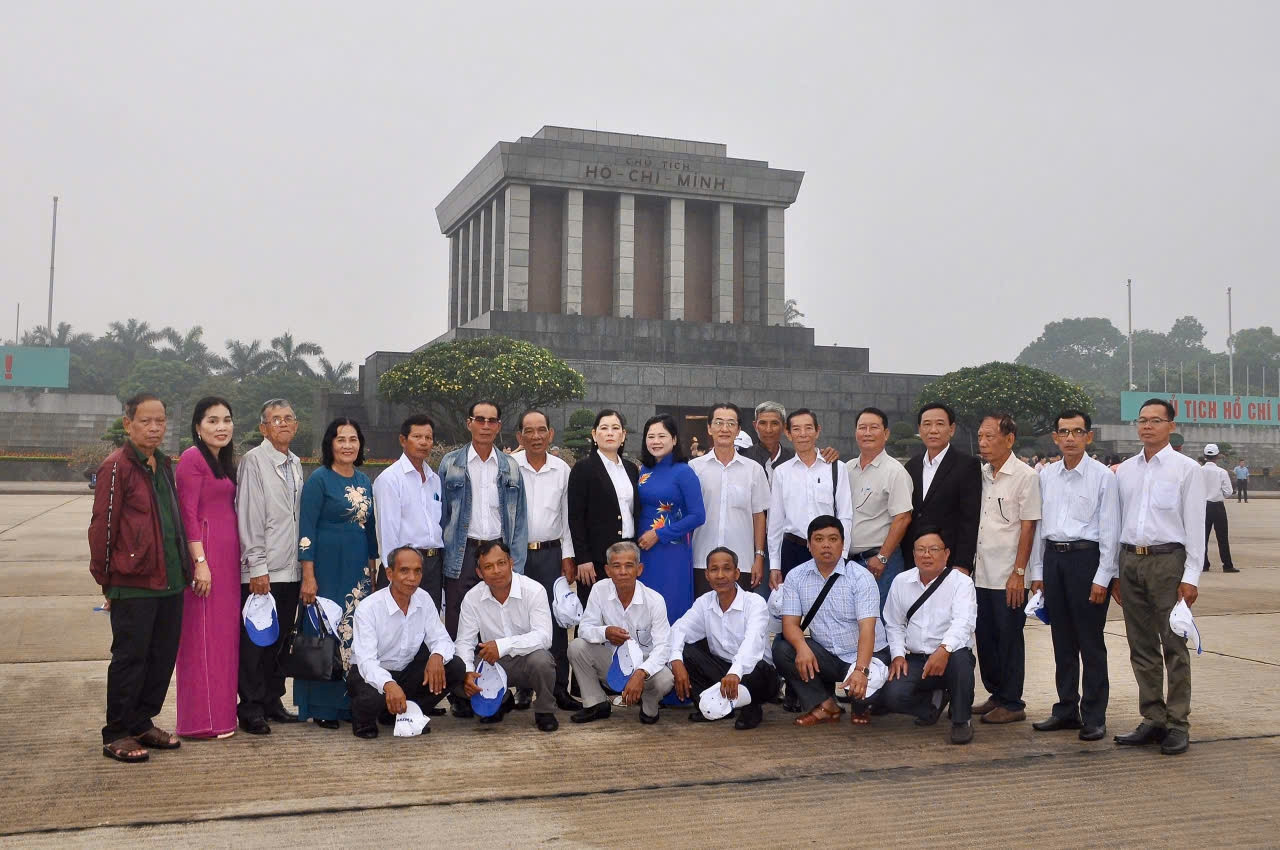 Lãnh đạo Sở Dân tộc và Tôn giáo, cùng Người có uy tín tỉnh Cà Mau tới viếng thăm và chụp ảnh lưu niệm tại Lăng Chủ tịch Hồ Chí Minh