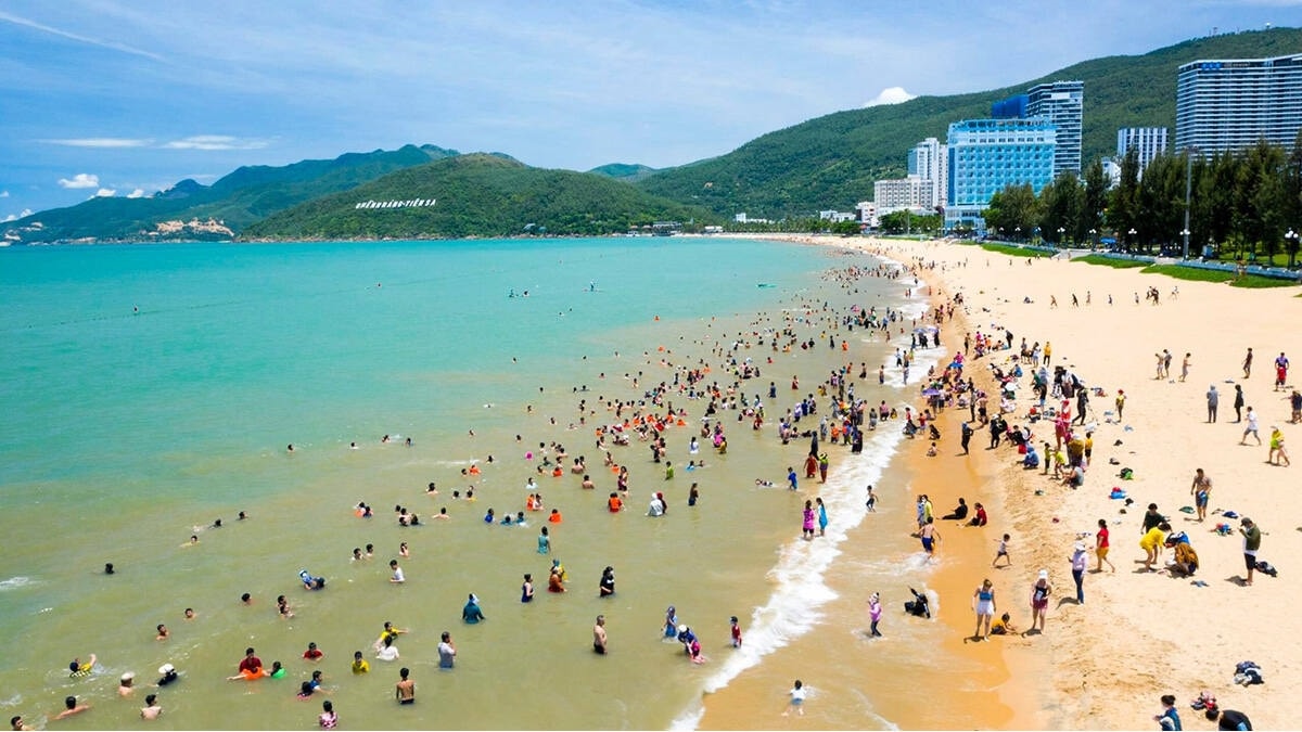 Bãi biển Quy Nhơn luôn là địa điểm thu hút khách du lịch