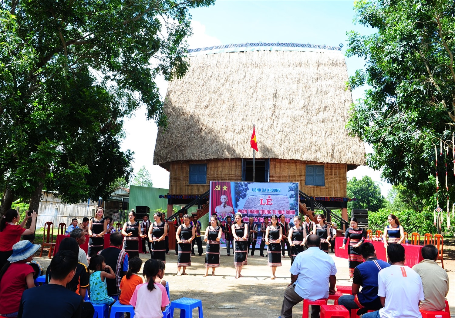 Nhân dân thông Kroong Ktu long trọng tổ chức Lễ hoàn thành trùng tu nhà rông văn hoá.