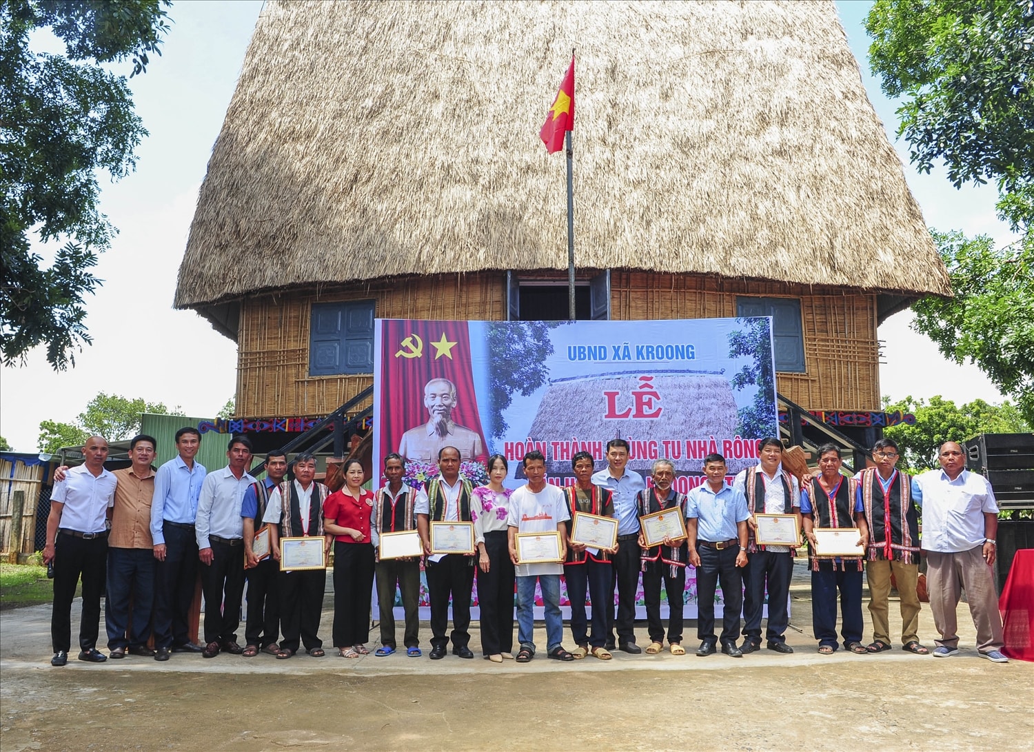 Lãnh đạo xã Kroong tặng giấy khen cho tập thể, cá nhân có thành tích xuất sắc trong việc triển khai trùng tu nhà rông.