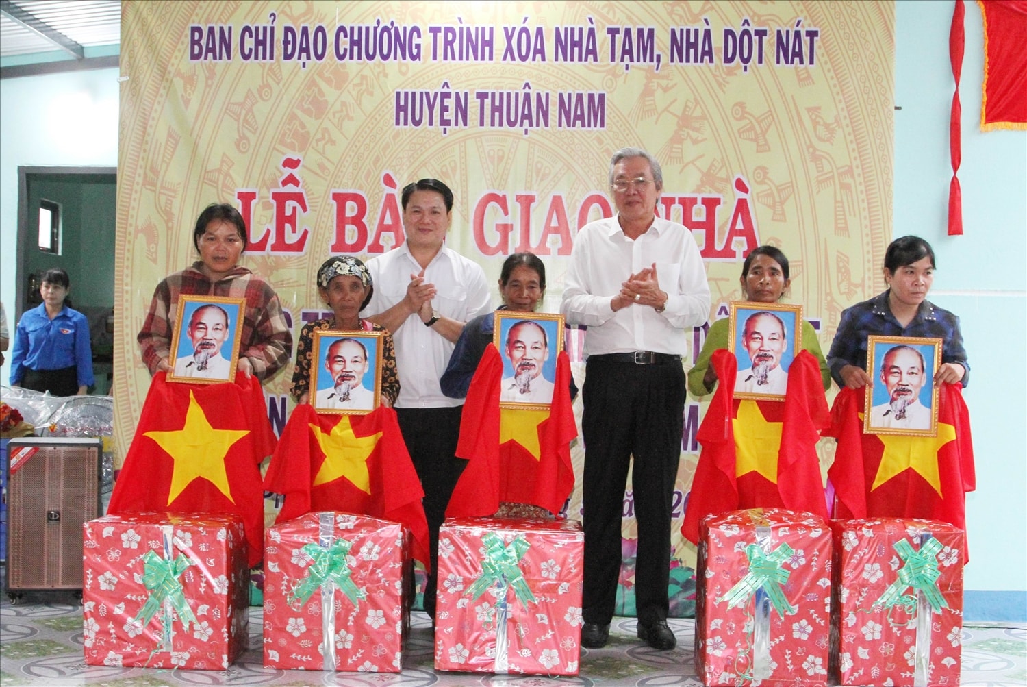 ÔngLê Văn Bình, Chủ tịch Ủy ban MTTQ Việt Nam tỉnh Ninh Thuận và ông Châu Thanh Hải, Bí thư Huyện ủy Thuận Nam trao quà cho các hộ đồng bào Raglay nhận bàn giao nhà.