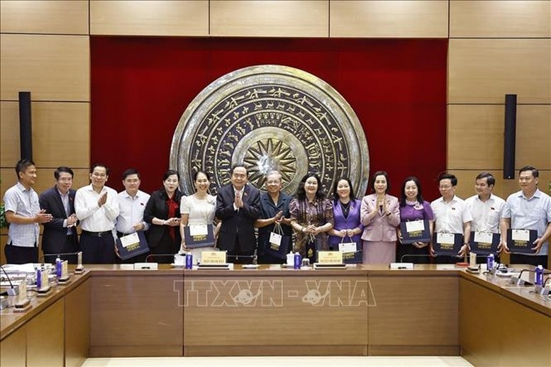 Chủ tịch Quốc hội Trần Thanh Mẫn chụp ảnh lưu niệm với đại biểu - Ảnh: TTXVN