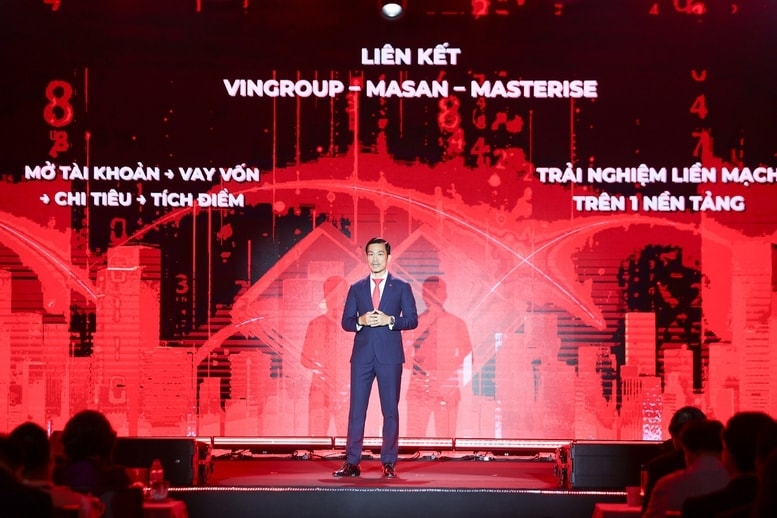 Đại diện Techcombank trình bày giải pháp chuyển đổi số - Ảnh: VGP/Nhật Bắc