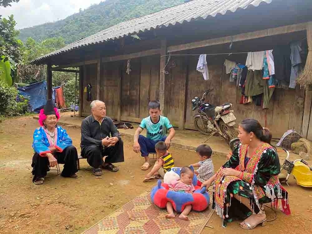 Vai trò của đội ngũ làm công tác tuyên truyền, vận động ở vùng đồng bào DTTS trên địa bàn tỉnh Sơn La được phát huy đã đóng góp quan trọng củng cố niềm tin của Nhân dân vào sự lãnh đạo của Đảng và góp phần vào phát triển mọi mặt đời sống kinh tế - xã hội. (Trong ảnh: Người có uy tín Vừ Sua Ly, ở bản Pha Khuông, xã Co Mạ, huyện Thuận Châu tích cực tuyên truyền, vận động bà con Nhân dân)