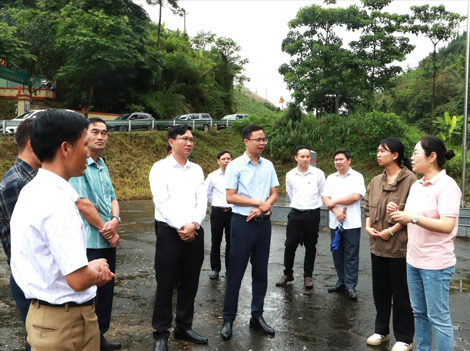 Đoàn công tác của hai Bên trao đổi trong quá trình kiểm tra liên hợp biên giới song phương năm 2025.