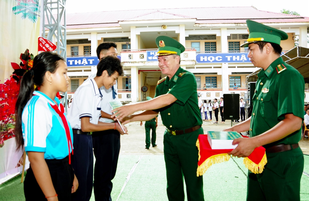 BĐBP tỉnh Sóc Trăng trao học bổng Dự án “Cán bộ, chiến sĩ Quân đội nâng bước em tới trường” 