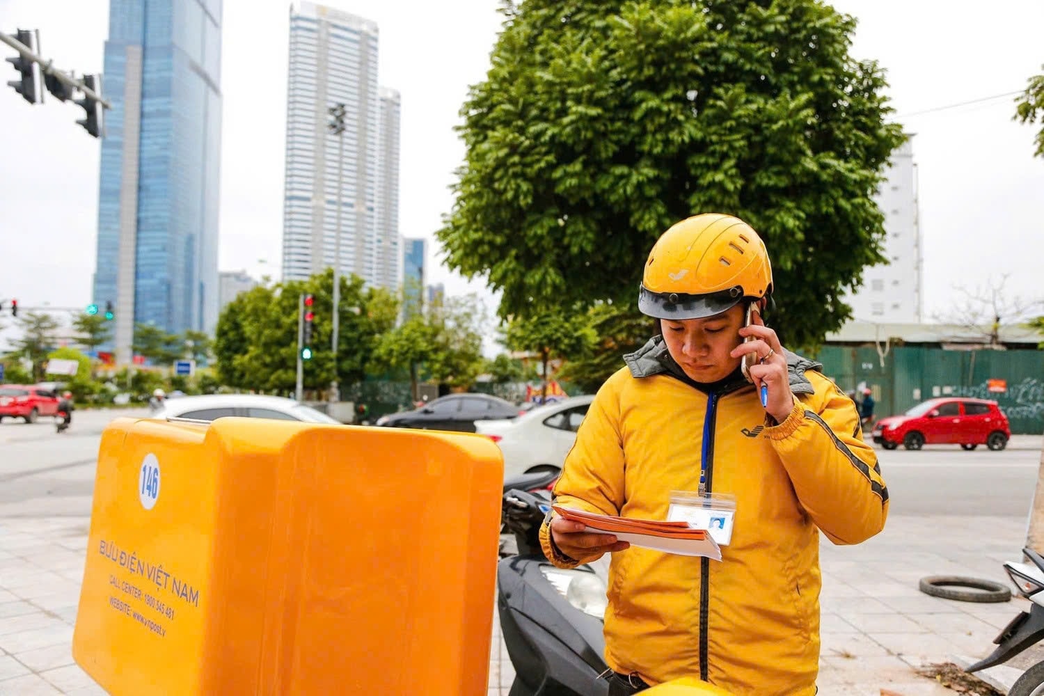 Bưu tá của Bưu điện Việt Nam luôn mặc đồng phục chuẩn nhận diện thương hiệu, đeo thẻ nhân viên, gọi điện thoại để thông tin cho khách hàng về bưu gửi trước khi giao hàng. Nguồn: Bưu điện Việt Nam