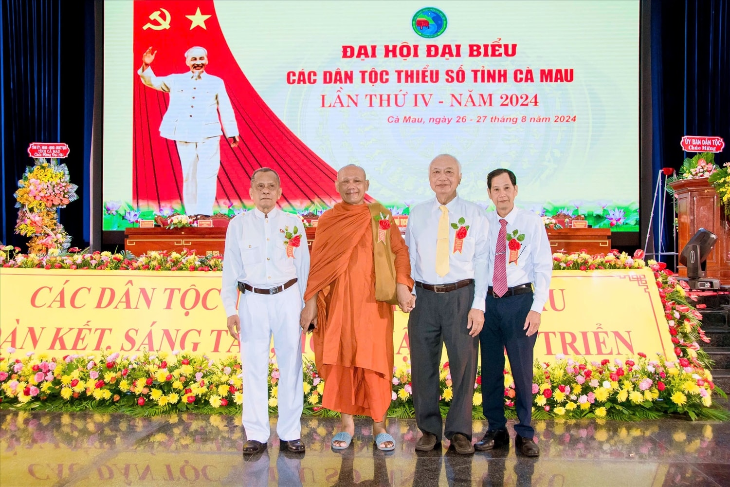 Ông Lâm Nuôl ( Bìa trái) cùng các vị Người có uy tín chụp ảnh lưu niệm tại Đại hội đại biểu các DTTS  tỉnh Cà Mau năm 2024 