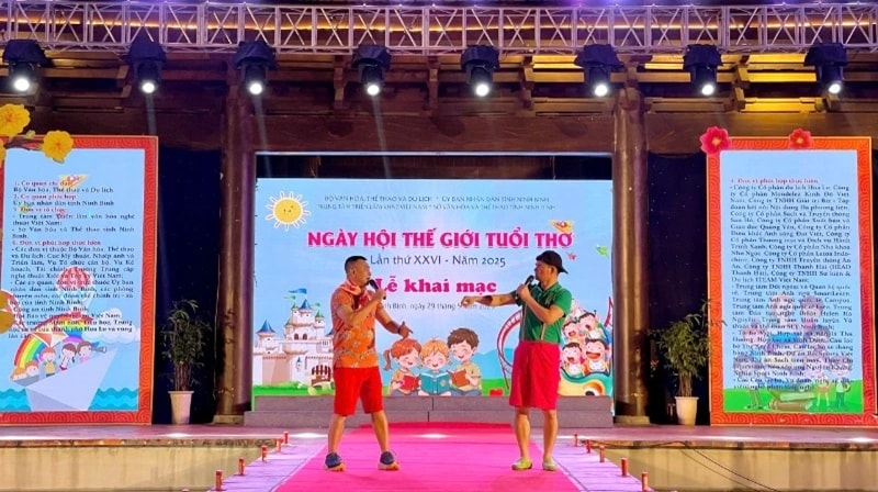 Tiết mục giao lưu nghệ thuật đặc sắc với Nghệ sĩ Nhân dân Xuân Bắc và Nghệ sĩ Nhân dân Tự Long tại lễ khai mạc Ngày hội Tiết mục giao lưu nghệ thuật đặc sắc với Nghệ sĩ Nhân dân Xuân Bắc và Nghệ sĩ Nhân dân Tự Long tại lễ khai mạc Ngày hội