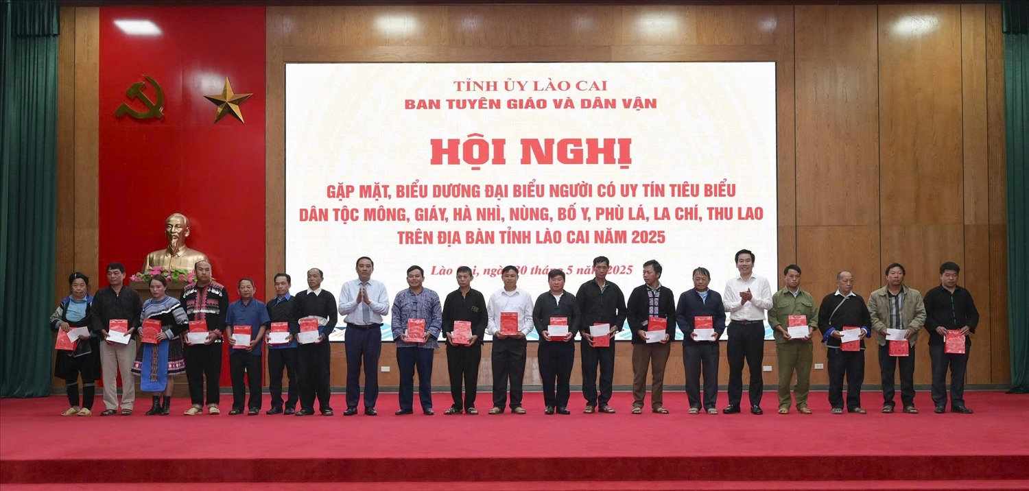 Tặng quà cho đại biểu Người có uy tín tiêu biểu về dự hội nghị