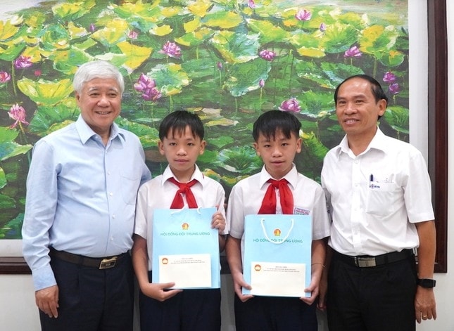 Chủ tịch Ủy ban Trung ương Mặt trận Tổ quốc Việt Nam Đỗ Văn Chiến tặng 2 phần quà, Hội Đồng Đội Trung ương tặng quà cho 2 thiếu nhi là cháu nội của Mẹ Việt Nam Anh hùng Lê Thị Thọ Chủ tịch Ủy ban Trung ương Mặt trận Tổ quốc Việt Nam Đỗ Văn Chiến tặng quà cho 2 thiếu nhi là cháu nội của Mẹ Việt Nam Anh hùng Lê Thị Thọ