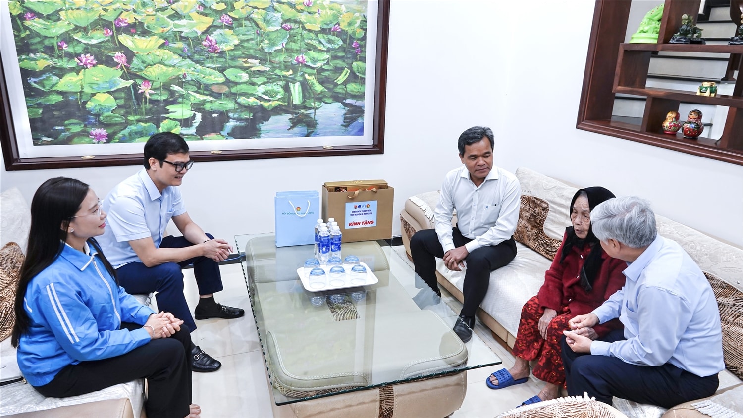 Chủ tịch Ủy ban Trung ương Mặt trận Tổ quốc Việt Nam Đỗ Văn Chiến cùng các đồng chí lãnh đạo Tỉnh ủy Gia Lai, Trung ương Đoàn TNCS Hồ Chí Minh đã ân cần thăm hỏi sức khỏe, bày tỏ lòng biết ơn sâu sắc với Mẹ Việt Nam Anh hùng Lê Thị Thọ Chủ tịch Ủy ban Trung ương Mặt trận Tổ quốc Việt Nam Đỗ Văn Chiến cùng các đồng chí lãnh đạo Tỉnh ủy Gia Lai, Trung ương Đoàn TNCS Hồ Chí Minh thăm hỏi sức khỏe Mẹ Việt Nam Anh hùng Lê Thị Thọ