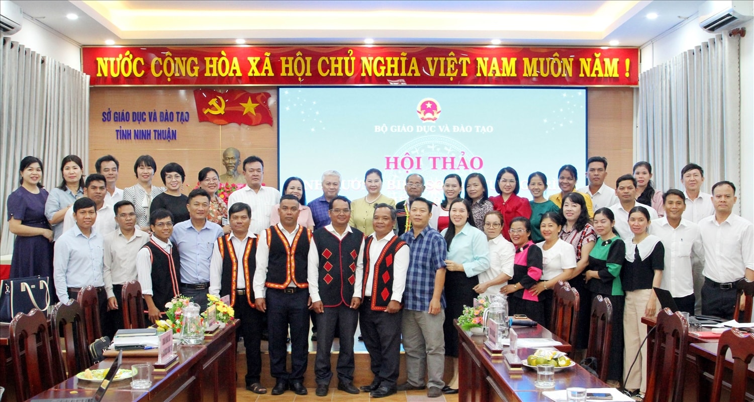 Các đại biểu chụp ảnh lưu niệm tại Hội thảo định hướng biên soạn chương trình tiếng Raglay. 