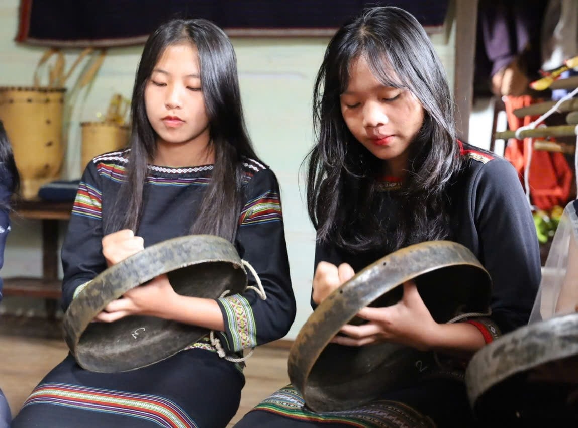 Thiếu nữ nguowif DTTS owr xã Tân Nghĩa, huyện Di Linh, Lâm Đồng bên cồng chiêng 