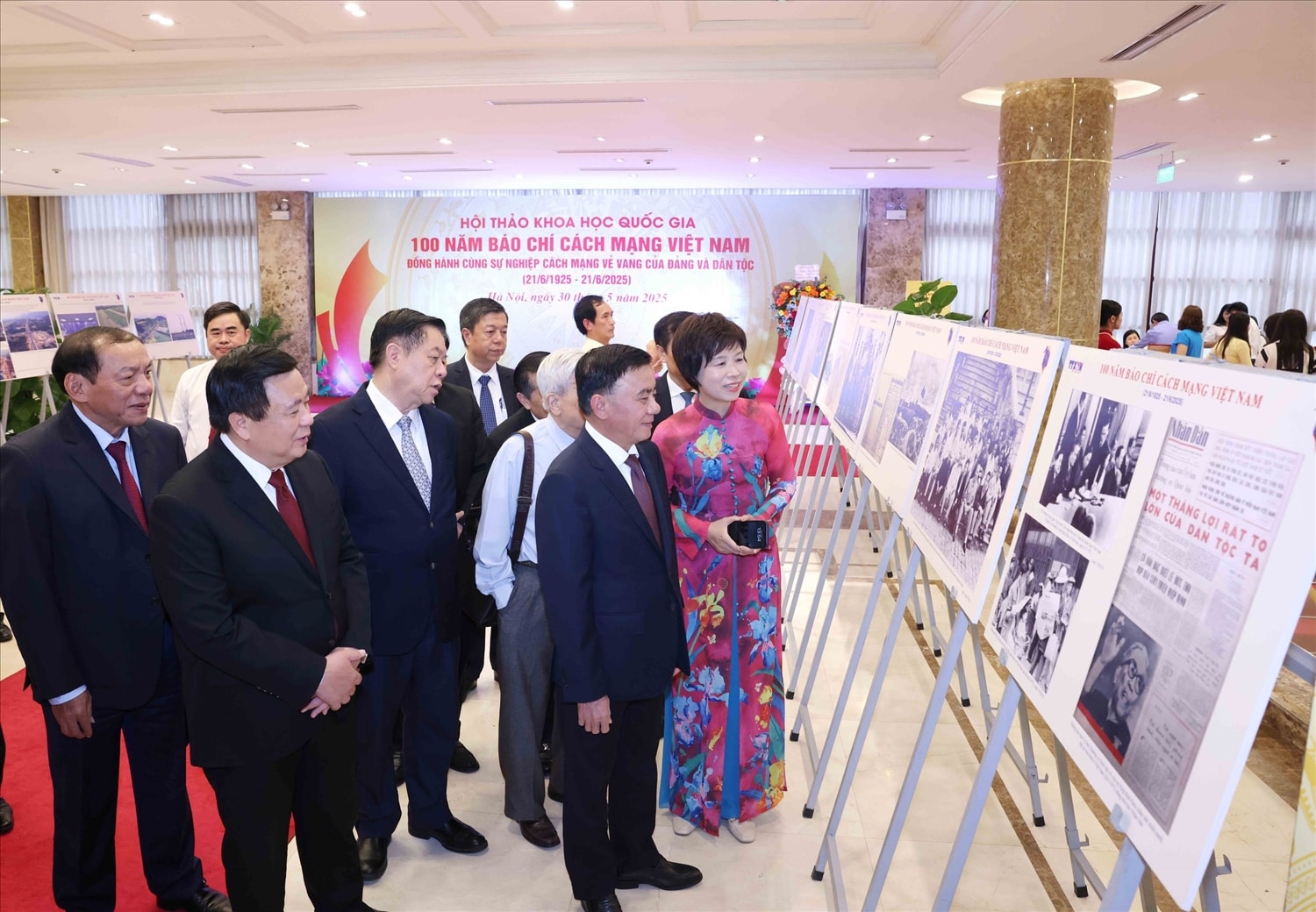 Đại biểu tham quan Triển lãm ảnh chuyên đề 