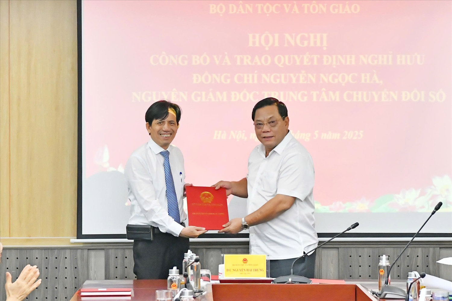 Thứ trưởng Nguyễn Hải Trung đã trao Quyết định nghỉ hưu cho đồng chí Nguyễn Ngọc Hà – Nguyên Giám Đốc Trung Tâm Chuyển đổi số