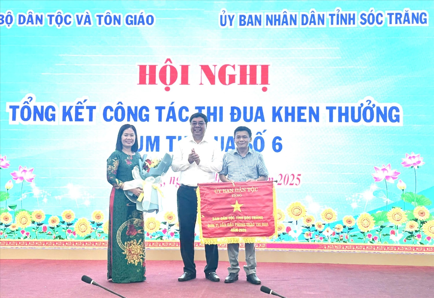 Ông Tào Việt Thắng, Phó Vụ trưởng Vụ Tuyên truyền công tác dân tộc, tôn giáo  trao cờ thi đua cho Ban Dân tộc ( Sở Dân tộc và Tôn Giáo) tỉnh Sóc Trăng 