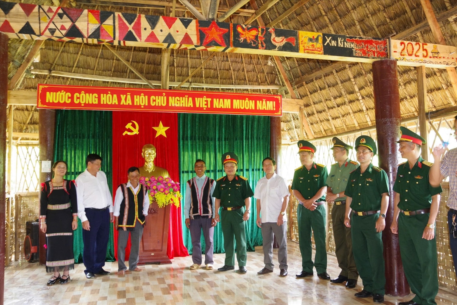 Các đại biểu thăm quan không gian bên trong nhà rông văn hóa thôn Mô Po, xã Mường Hoong, huyện Đăk Glei