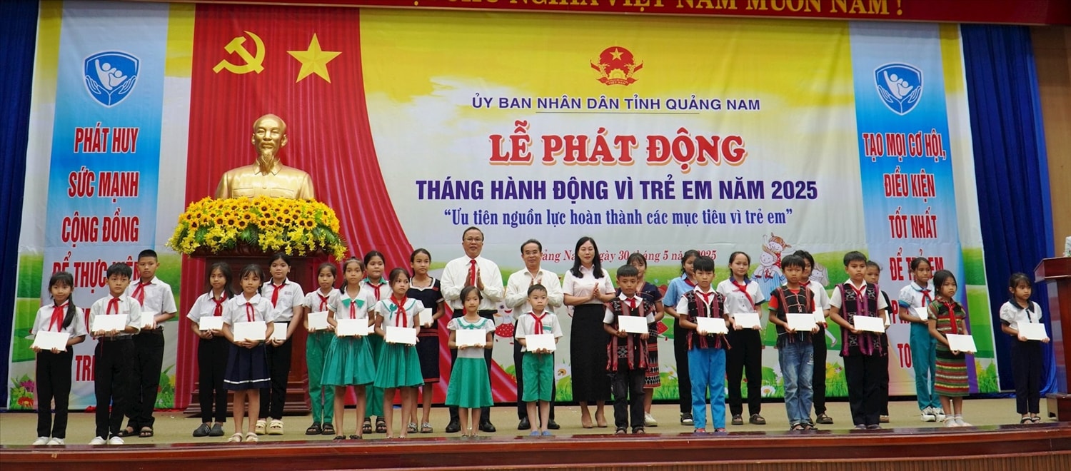 Nhiều phần quà được trao đến các em học sinh có hoàn cảnh khó khăn nhân Lễ phát động.
