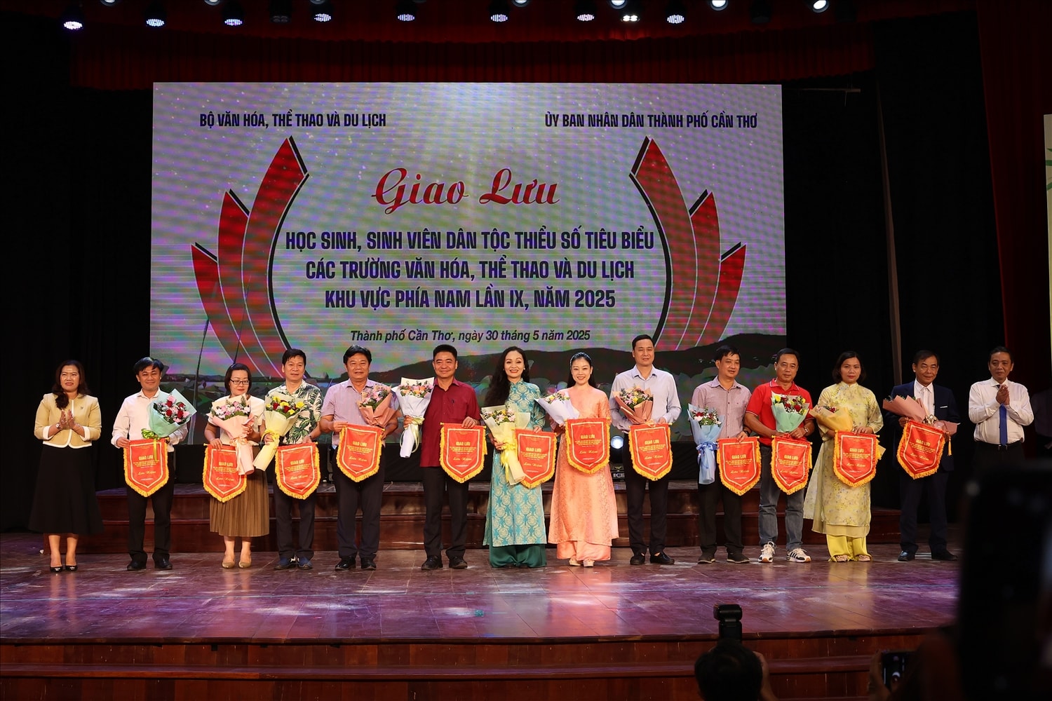 Thứ trưởng Bộ Văn hóa, Thể thao và Du lịch Hoàng Đạo Cương và  Phó Chủ tịch UBND TP. Cần Thơ Nguyễn Thị Ngọc Điệp trao cờ lưu niệm và tặng hoa của Ban Tổ chức cho các đoàn tham gia giao lưu. (Ảnh: Trung Phạm)