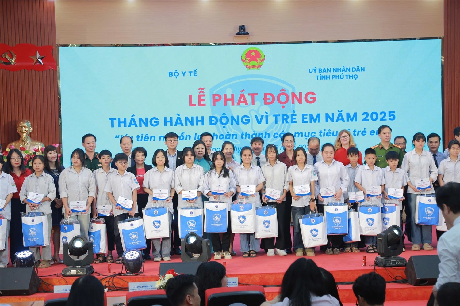 Trao học bổng và quà tặng cho các em học sinh tại buổi lễ.