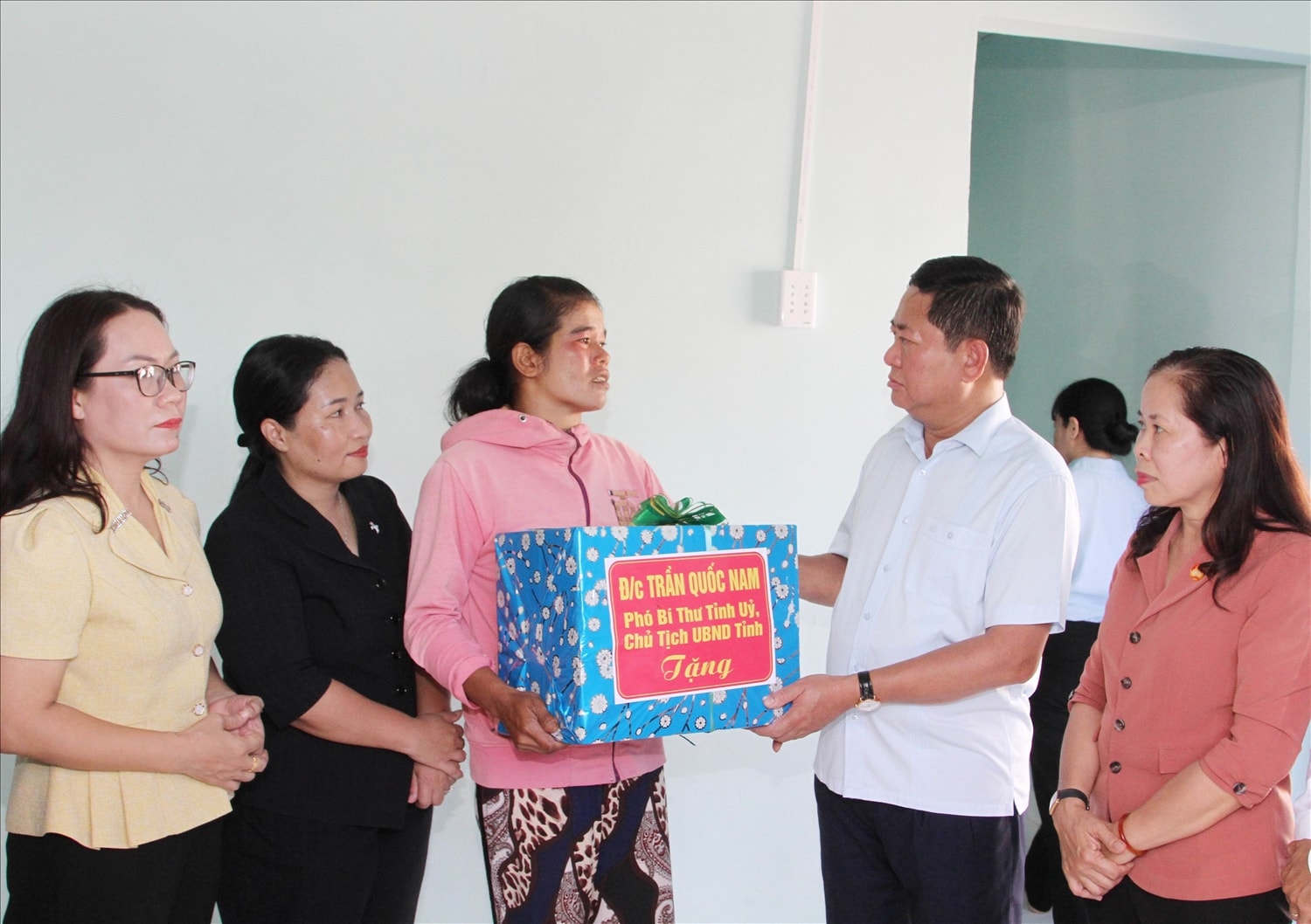 Ông Trần Quốc Nam, Chủ tịch UBND tỉnh thăm tặng quà gia đình bà Sầm Thị Đậu dân tộc Chăm ở thôn Bỉnh Nghĩa, xã Bắc Sơn được hỗ trợ kinh phí xây dựng nhà ở mới khang trang.