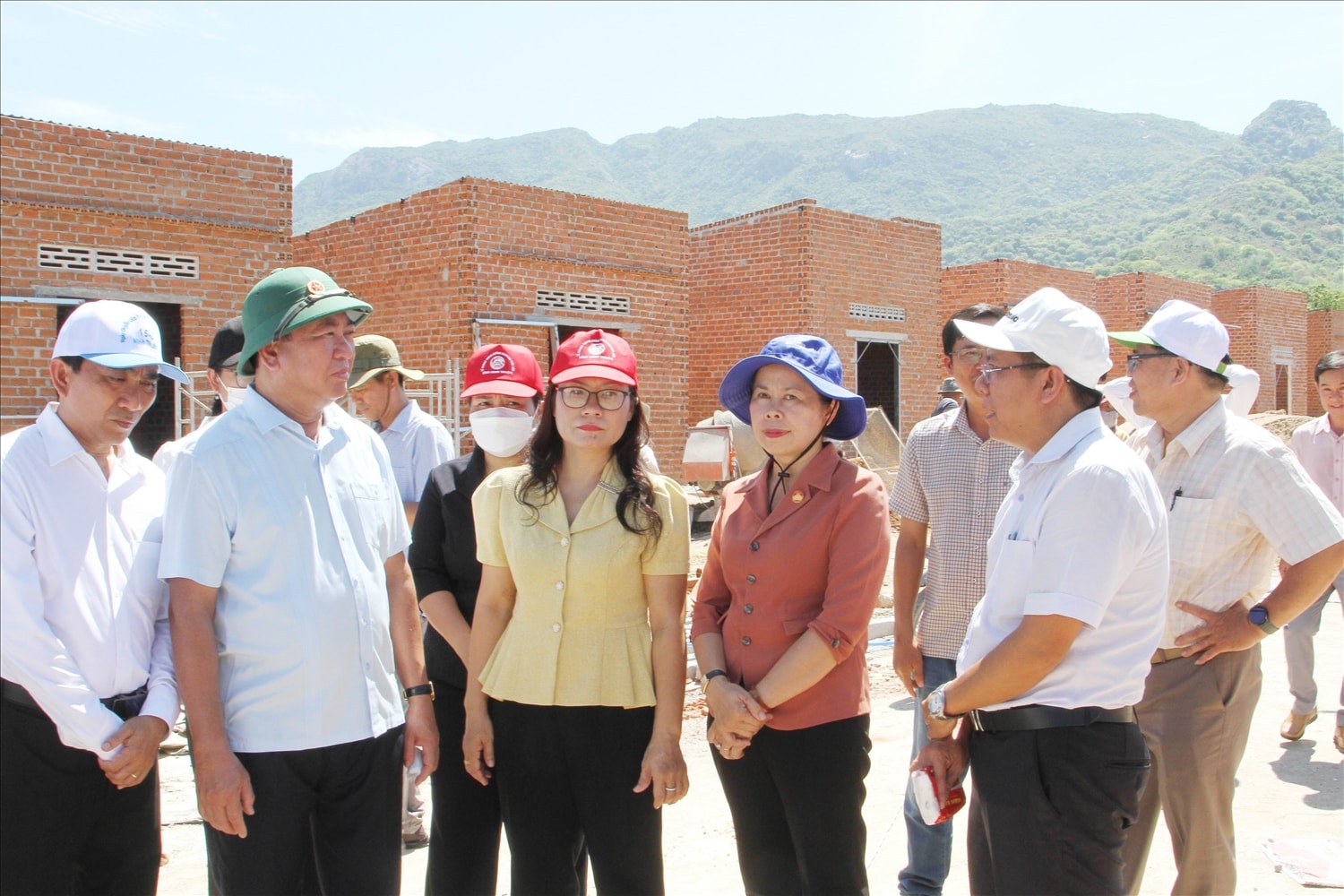 Ông Trần Quốc Nam, Chủ tịch UBND tỉnh Ninh Thuận kiểm tra tiến độ thi công tiến độ thi công chương trình xóa nhà tạm, nhà dột nát cho đồng bào Raglay xã Bắc Sơn 