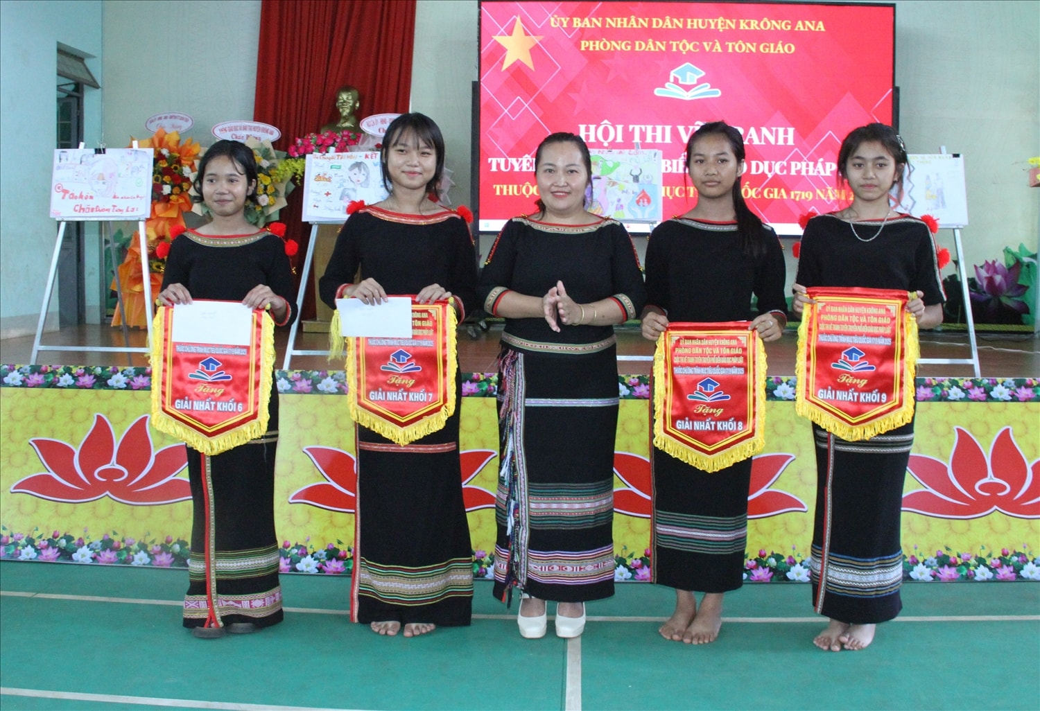 Trưởng phòng Dân tộc và Tôn giáo H’Ban Niê Kdăm trao giải Nhất cho các nhóm