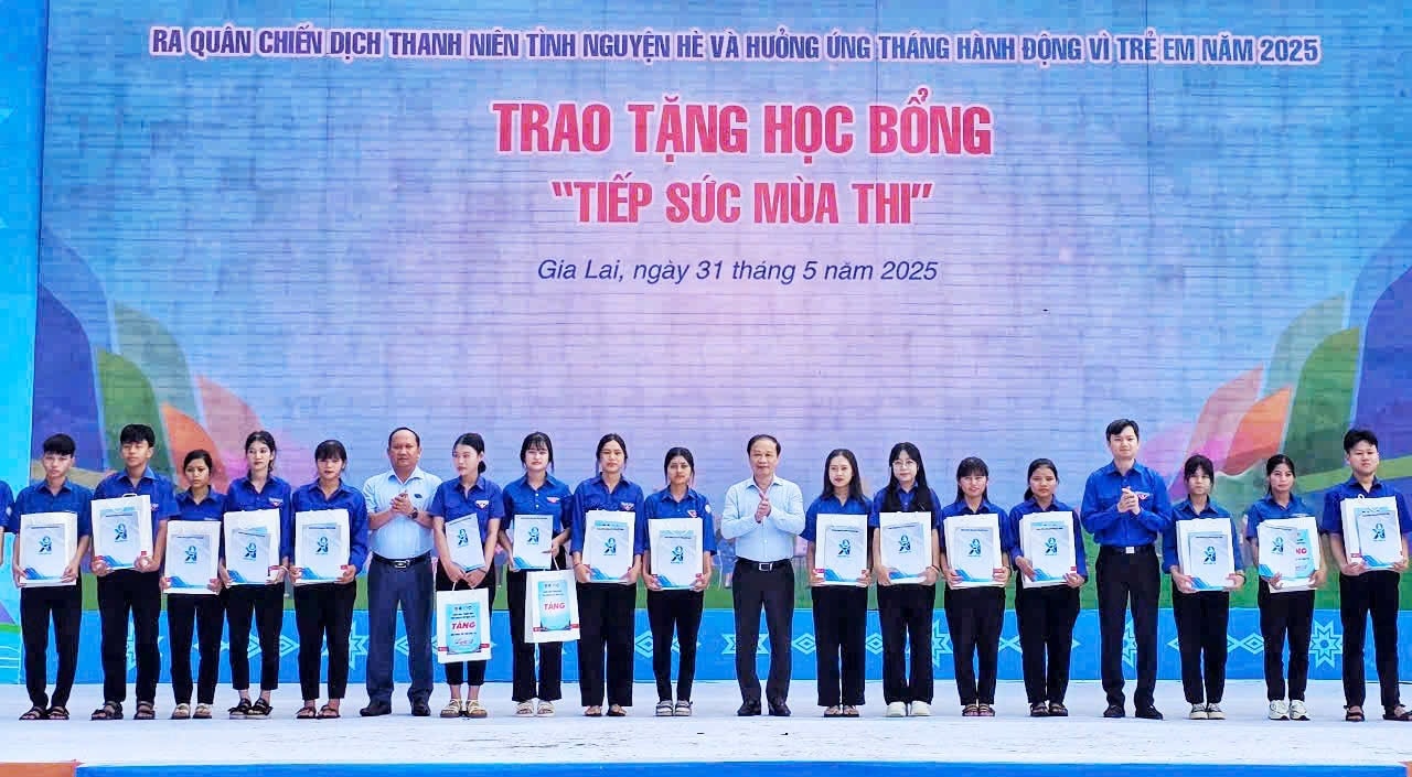 Các đồng chí lãnh đạo Ban Tuyên giáo và Dân vận Trung ương, Tỉnh ủy-UBND tỉnh tặng học bổng “Tiếp sức mùa thi” cho các học sinh khó khăn